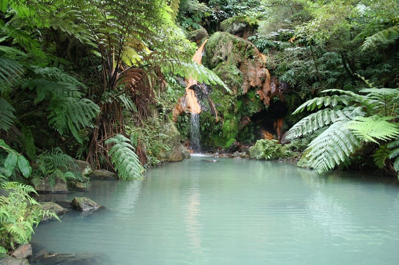 Lago termal en la Isla de São Miguel, en Açores