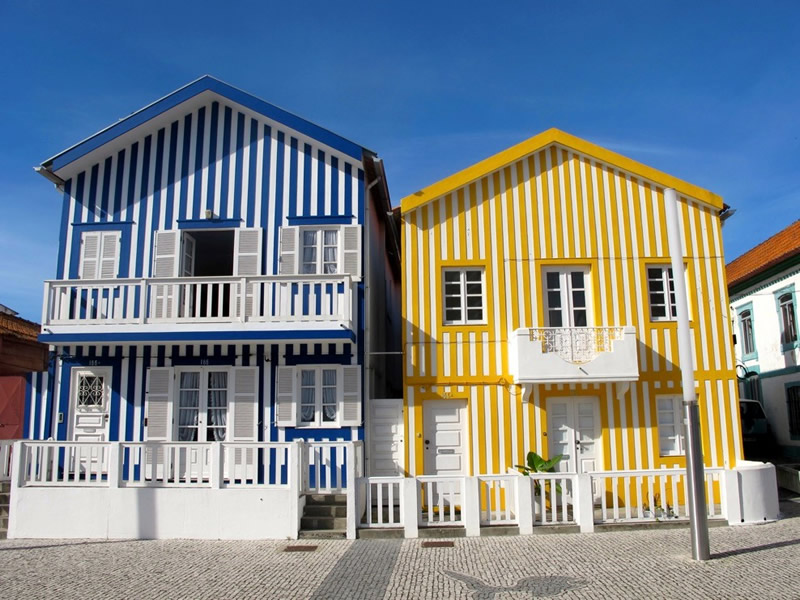 Vista de las coloridas casitas (palheiros) del frente marítimo de la ciudad de Aveiro