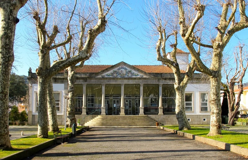 Paseo y fachada principal de Termas de São Jorge, en Santa María da Feira