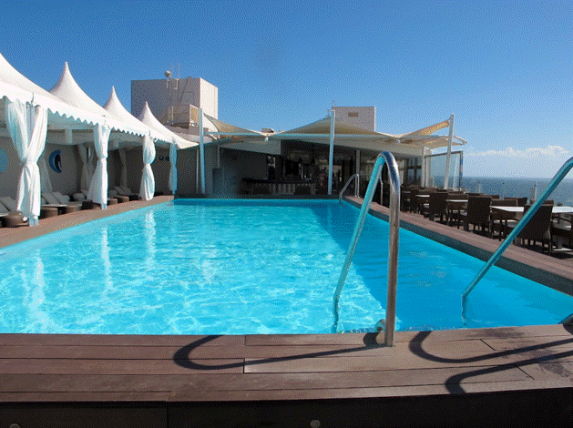 Piscina de la terraza del Gloria Palace San Agustín con el restaurante Gorbea al fondo