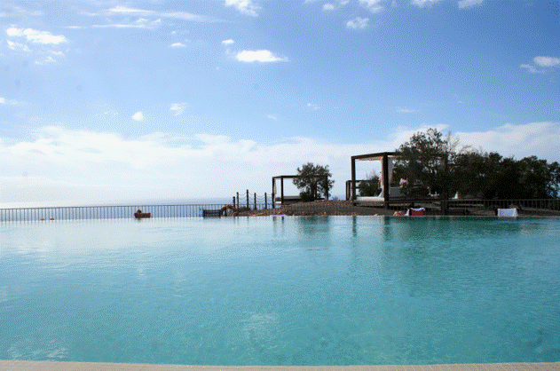 Piscina infinity de la terraza Sunset del Hotel Salobre Resort & Serenity